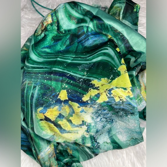 PRETTY LITTLE THING  Plus Green Swirl Crinkle Rib Cup Detail Midi Dress Size: 22 - Picture 8 of 10